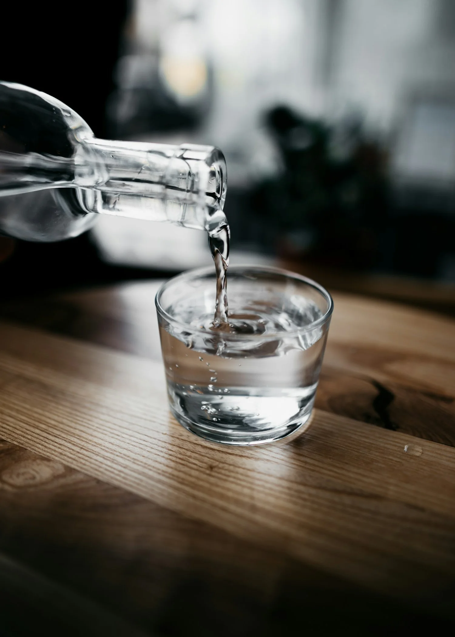 Agua limpia servida en un vaso transparente